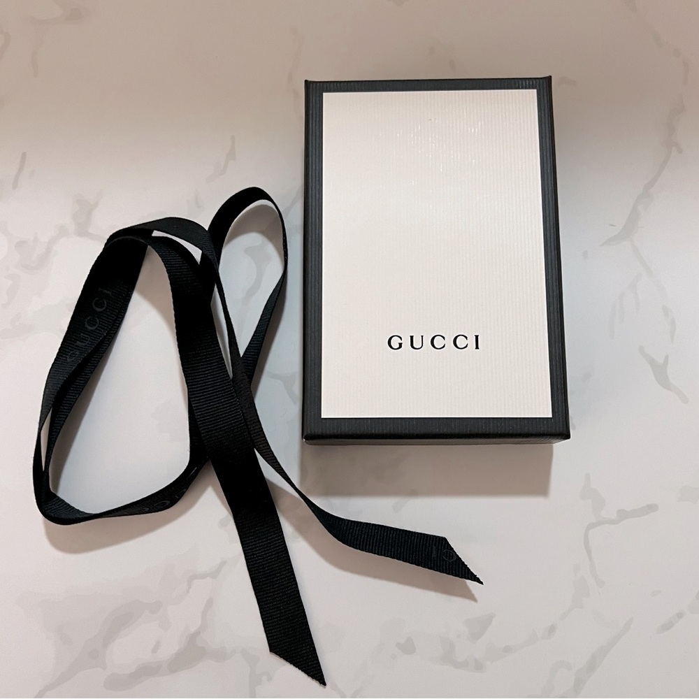 AUTHENTIC GUCCI LUXURY BOX & 3’ FEET OF DESIGNER GUCCI RIBBON